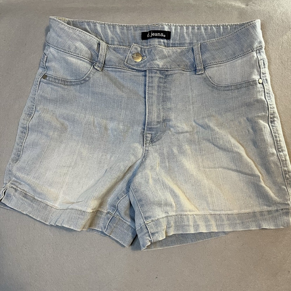 d. jeans Women's Light Blue Denim Shorts Size 6 Button Zip 5-Pocket Design